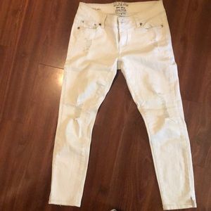 White stretch capris